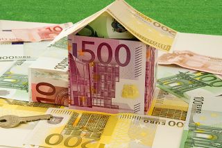 Foto: Haus aus Euroscheinen
