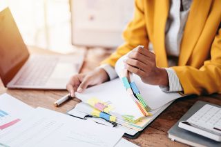 Foto: Schreibtisch mit Dokumenten